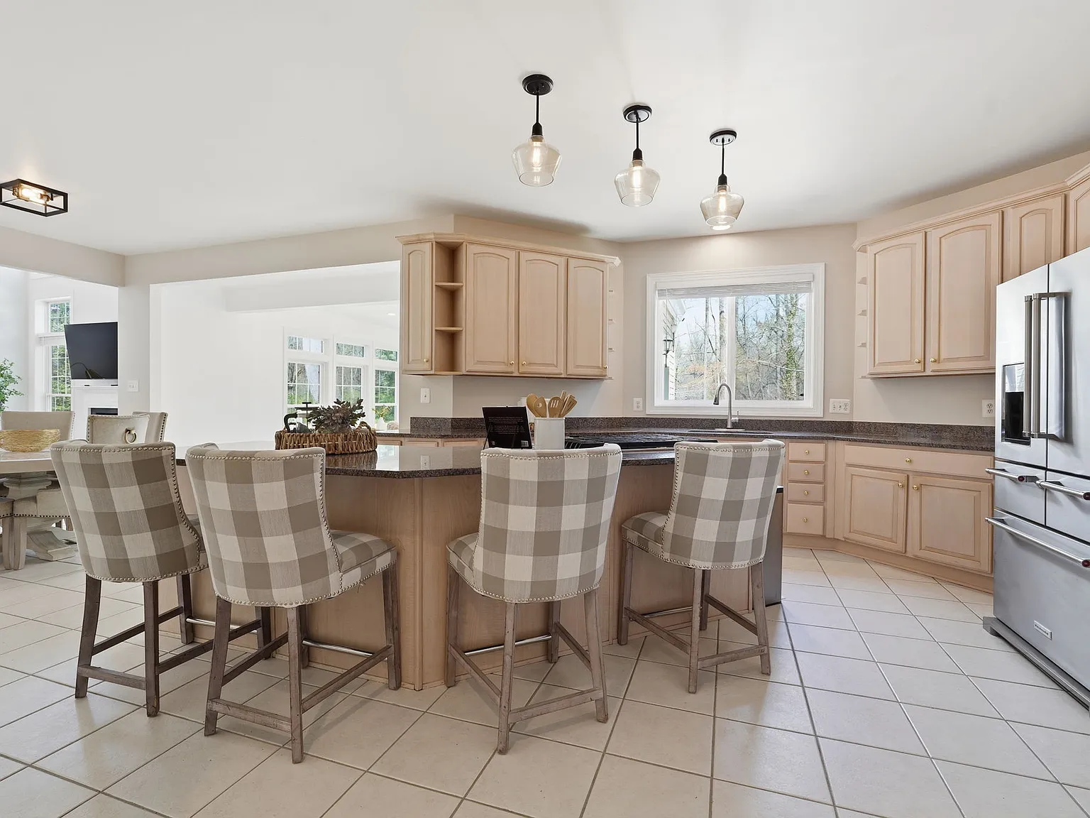 5 bed, 5249 sqft, $8,000 — Photo 4