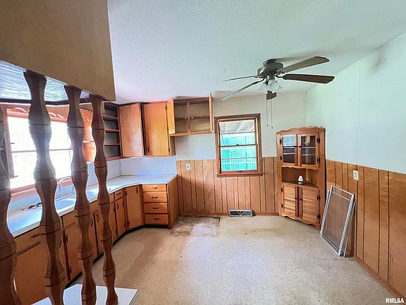 4th image of 2216 Commercial Ave