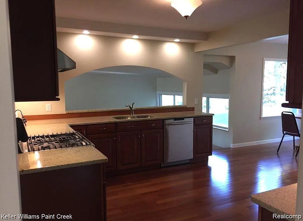 3 bed, 2.0 bath, 1755 sqft, $2,600 — Photo 3
