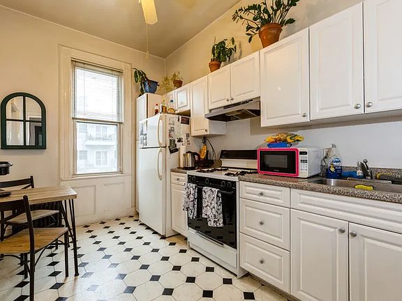 5th image of 2588 38th St