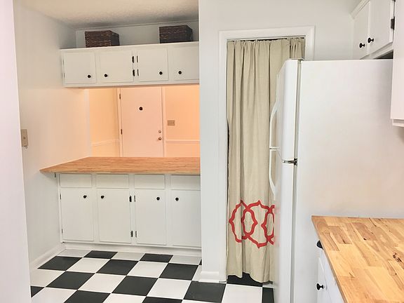 Eatin kitchen & large pantry