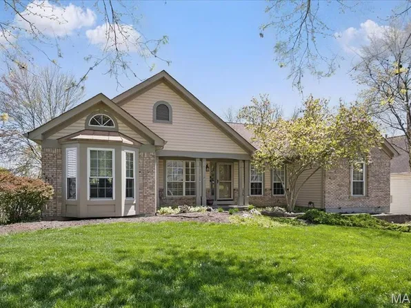 1832 Pheasant Run Dr, Maryland Heights, MO 63043