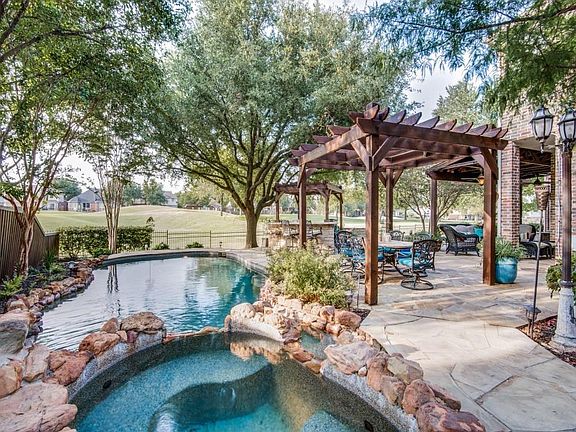 5th image of 816 Parkwood Ct