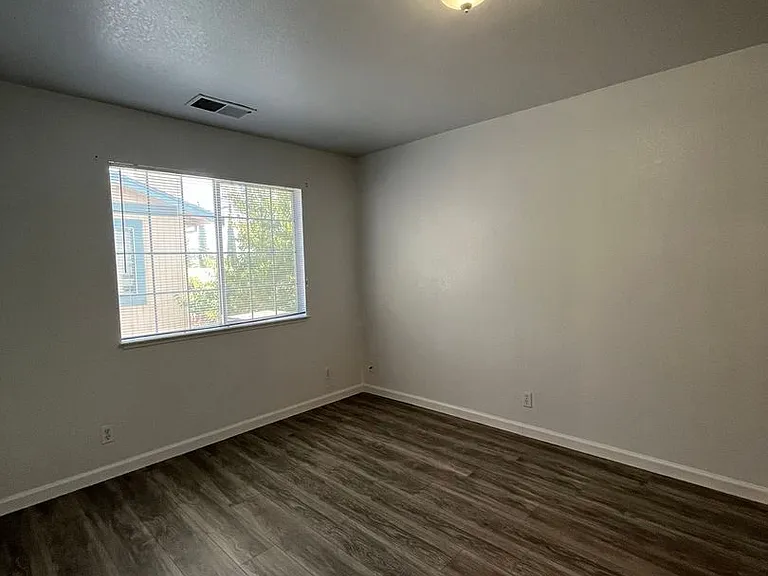 415 W J St — Photo 8