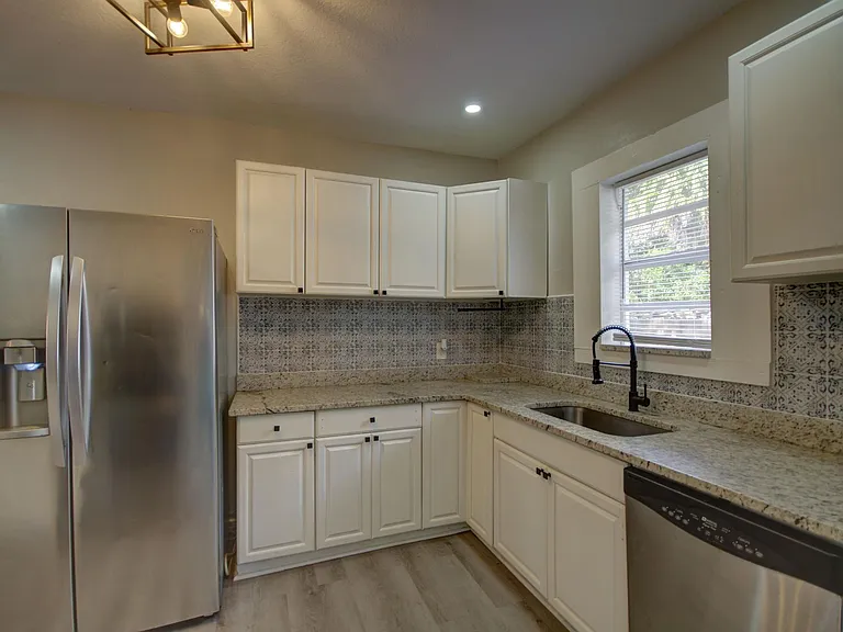 8010 N 11th St — Photo 32