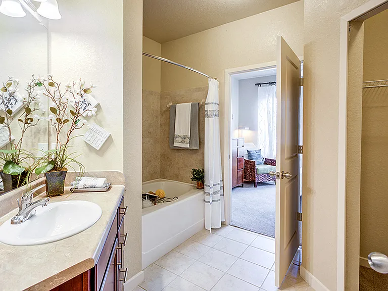 Large En Suite Bathroom with Soaking Tub