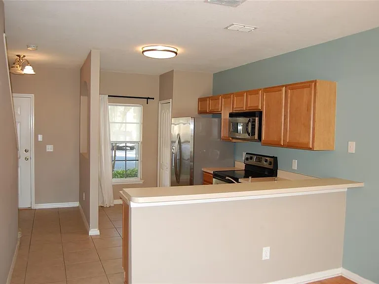 423 Wilton Cir — Photo 4