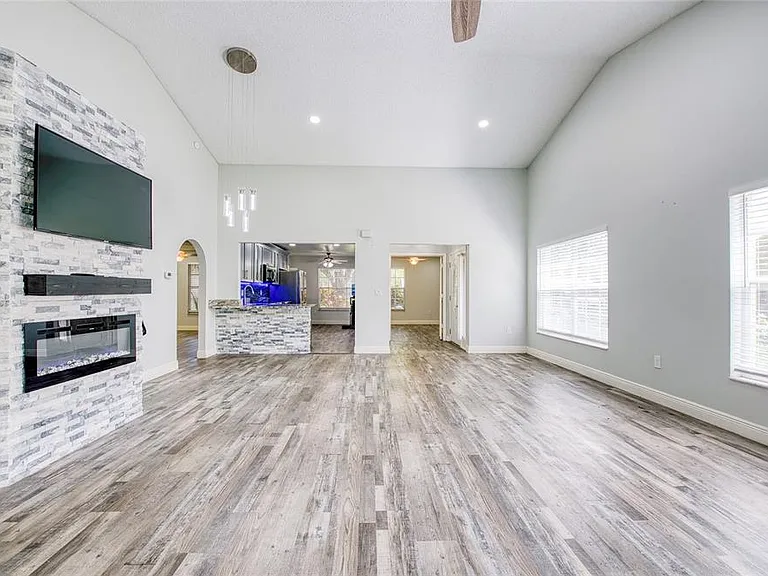 2390 Bentley Dr — Photo 8