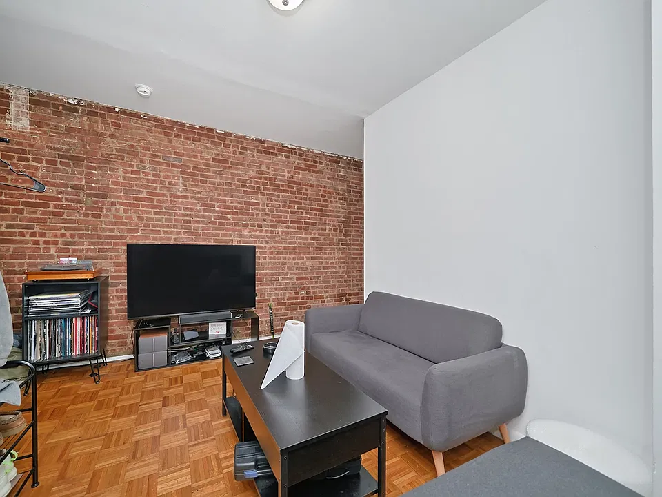 335 W 43rd St #3A