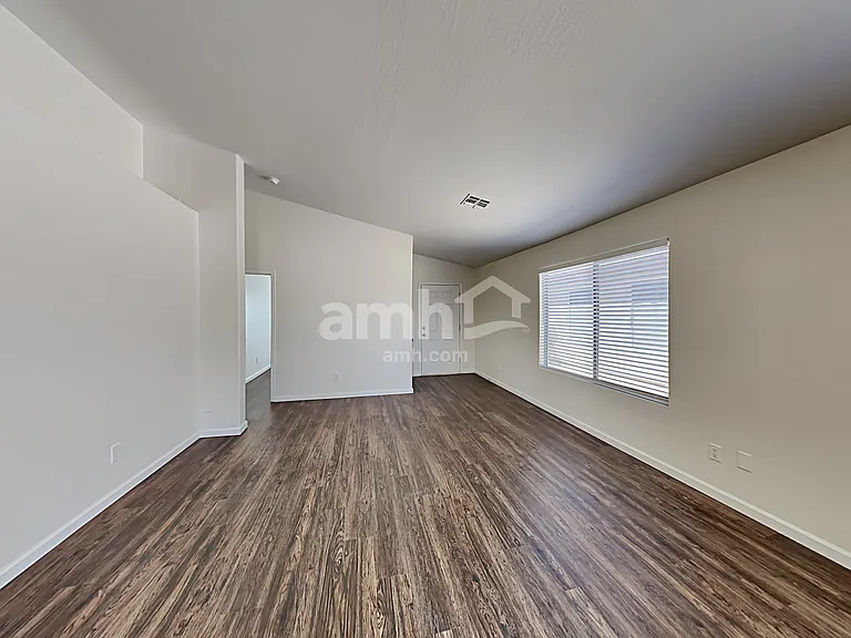 15848 W Jefferson St — Photo 9