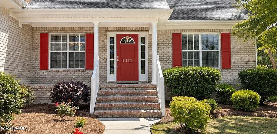 5 bed, 3.0 bath, 2372 sqft, $3,400 — Photo 2
