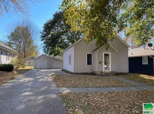 218 2nd St NW, Orange City, IA 51041