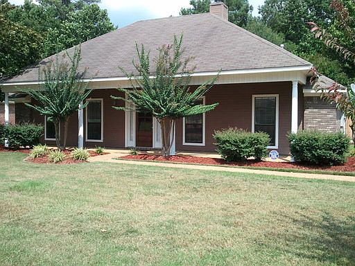 2nd image of 923 Mountain Crest Dr