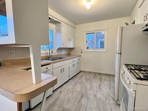 4th image of 666 Cardwell St