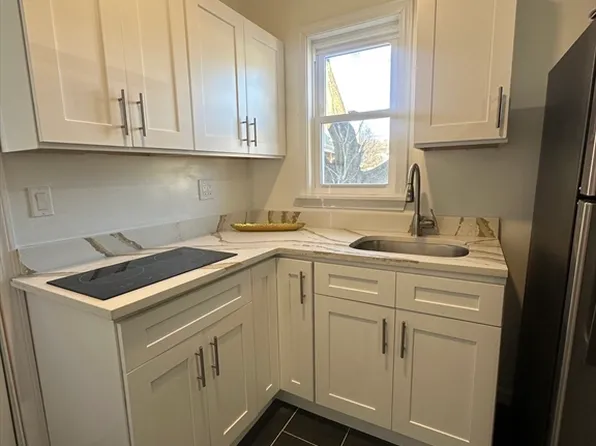 23 W 5th St #1B, Lowell, MA 01850