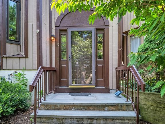 3rd image of 13 Delbarton Ct