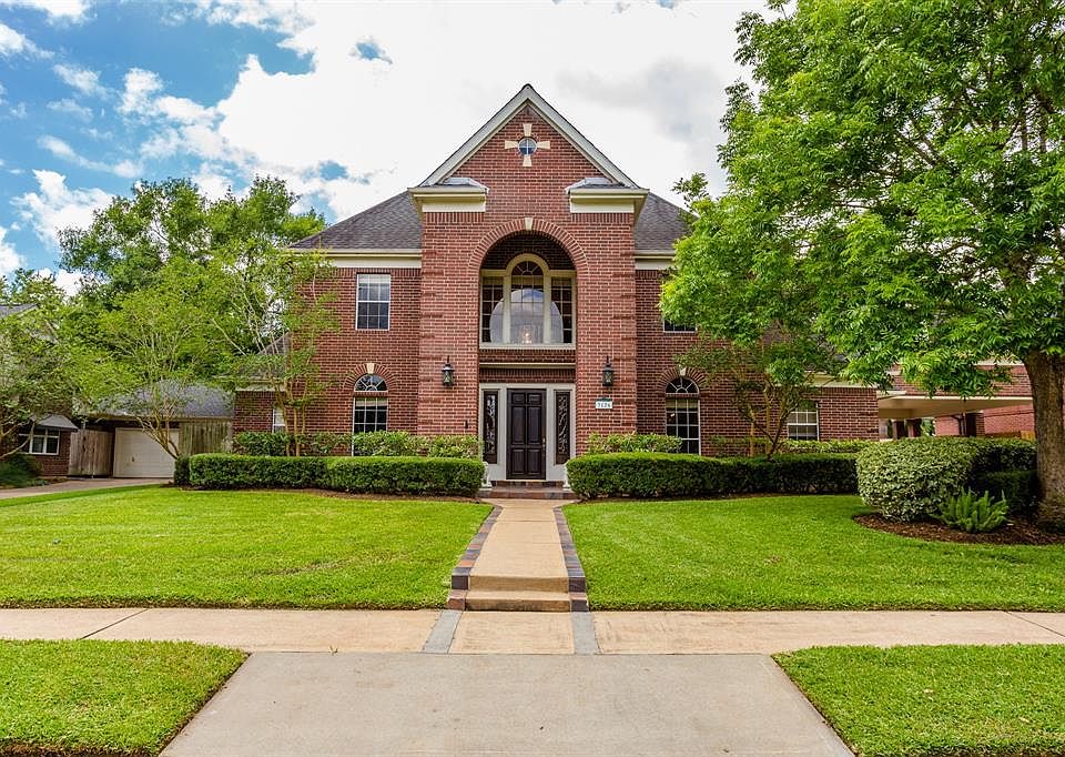 Welcome to 3126 W. Hickory Park Cir. situated in quaint Colony Park.