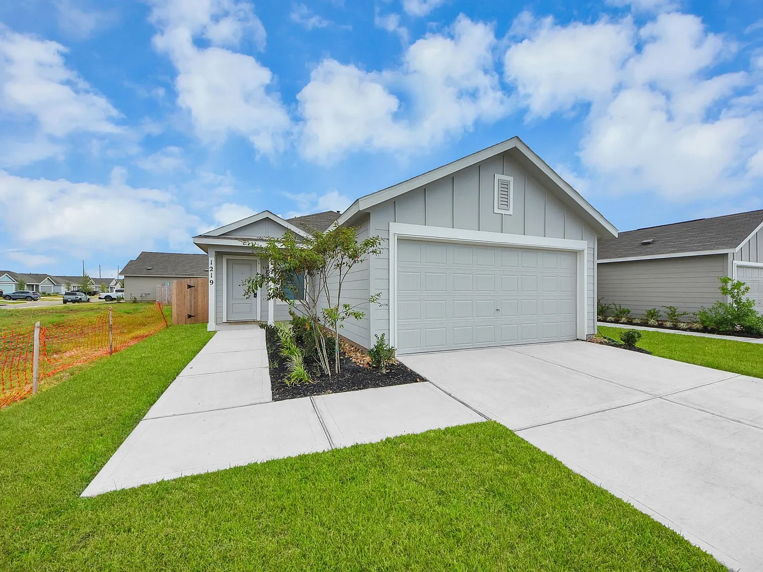 3 bed, 2.0 bath, 1402 sqft, $1,700 — Photo 2