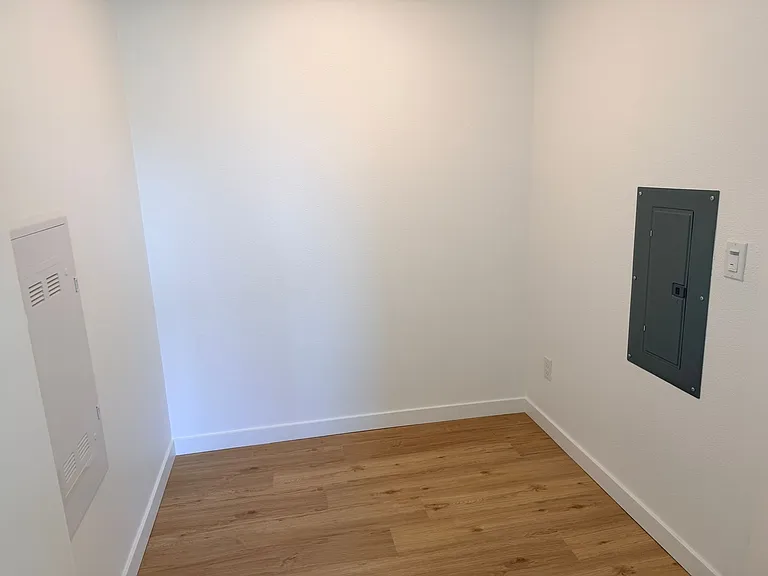 Abbey Creek Square Luxury Apartments — Photo 21