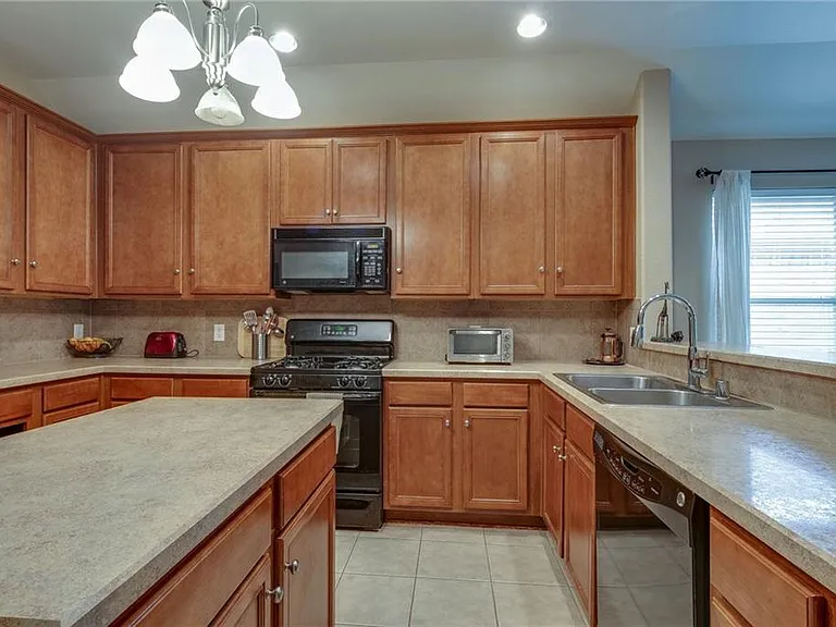 708 Creekside Dr — Photo 7