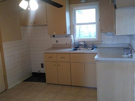 5th image of 17 Parkhurst Blvd
