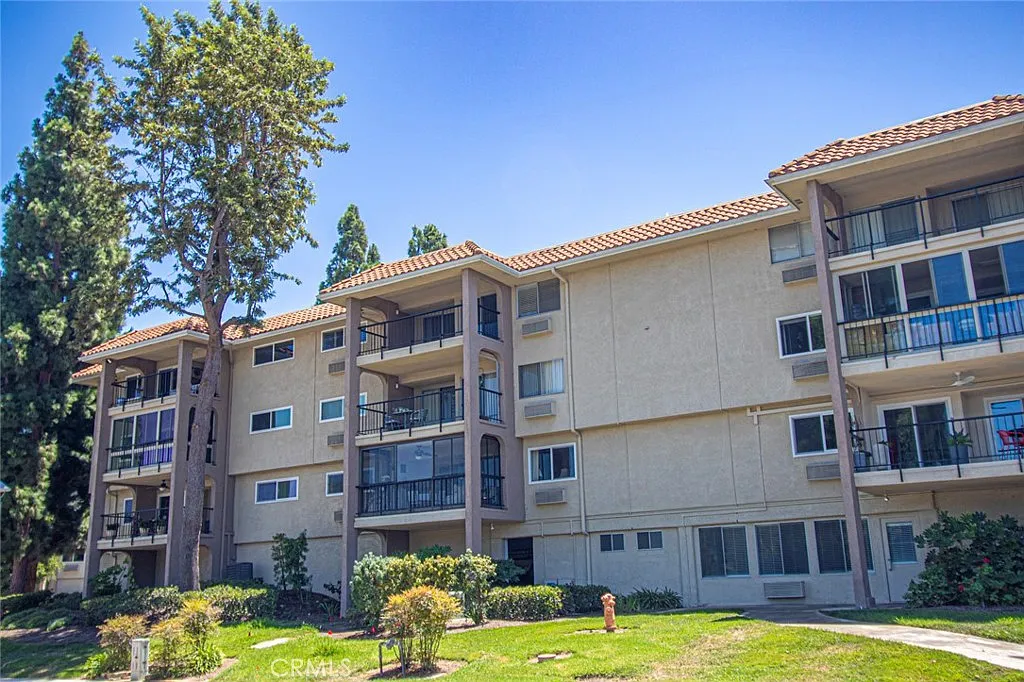 1 bed, 1.0 bath, 953 sqft, $3,000 — Photo 2
