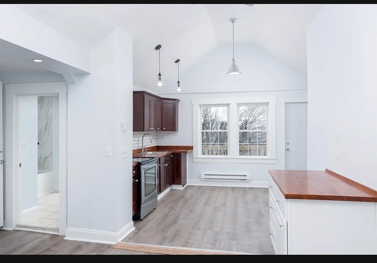 2 bed, 1100 sqft, $2,100 — Photo 2