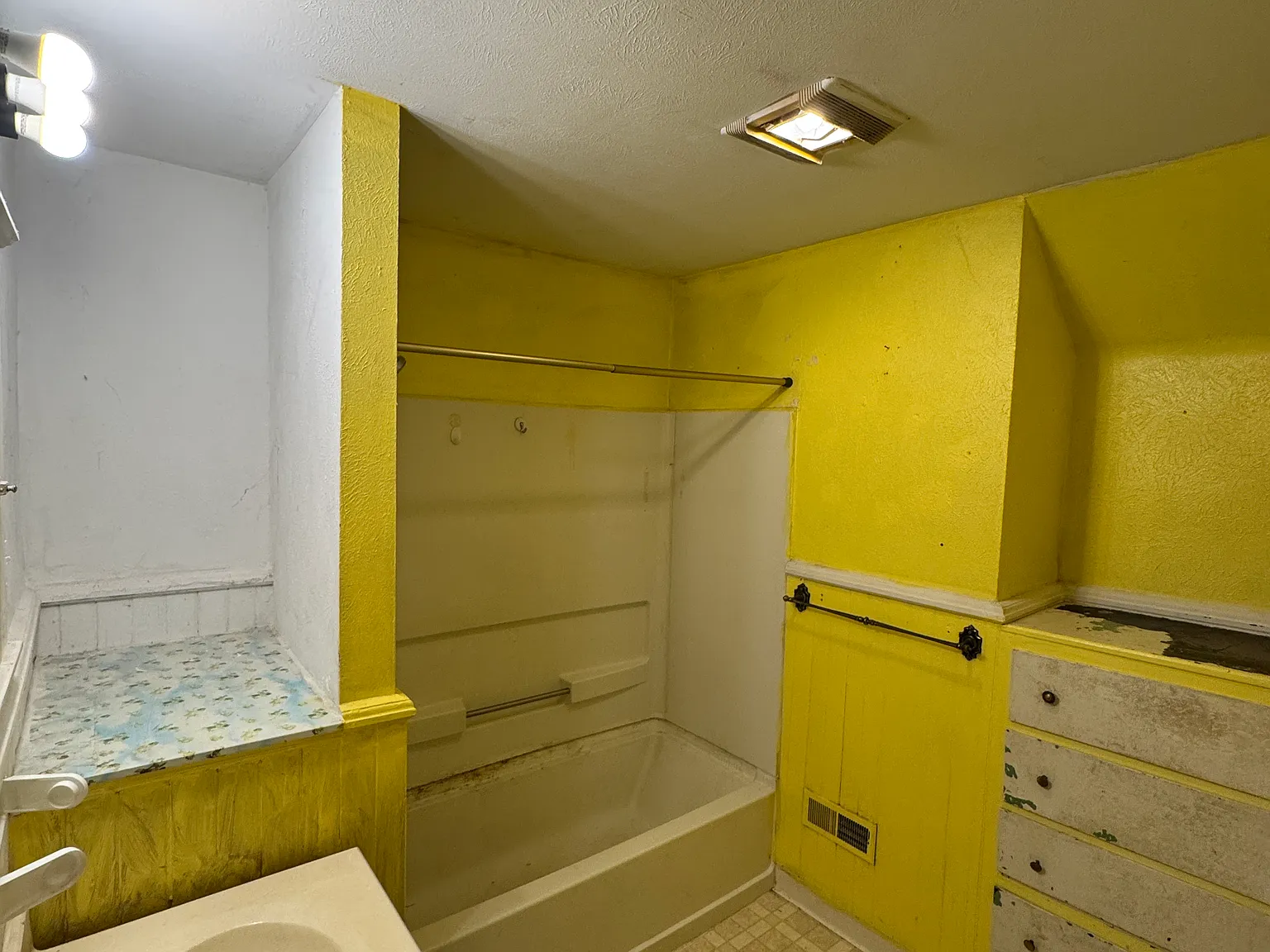 3 bed, 1.5 bath, 1901 sqft, $1,200 — Photo 2