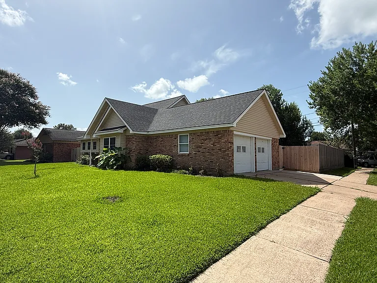 1502 Parkside Dr — Photo 3