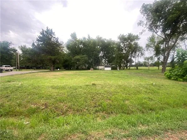 213 S Walnut St, Centerview, MO 64019