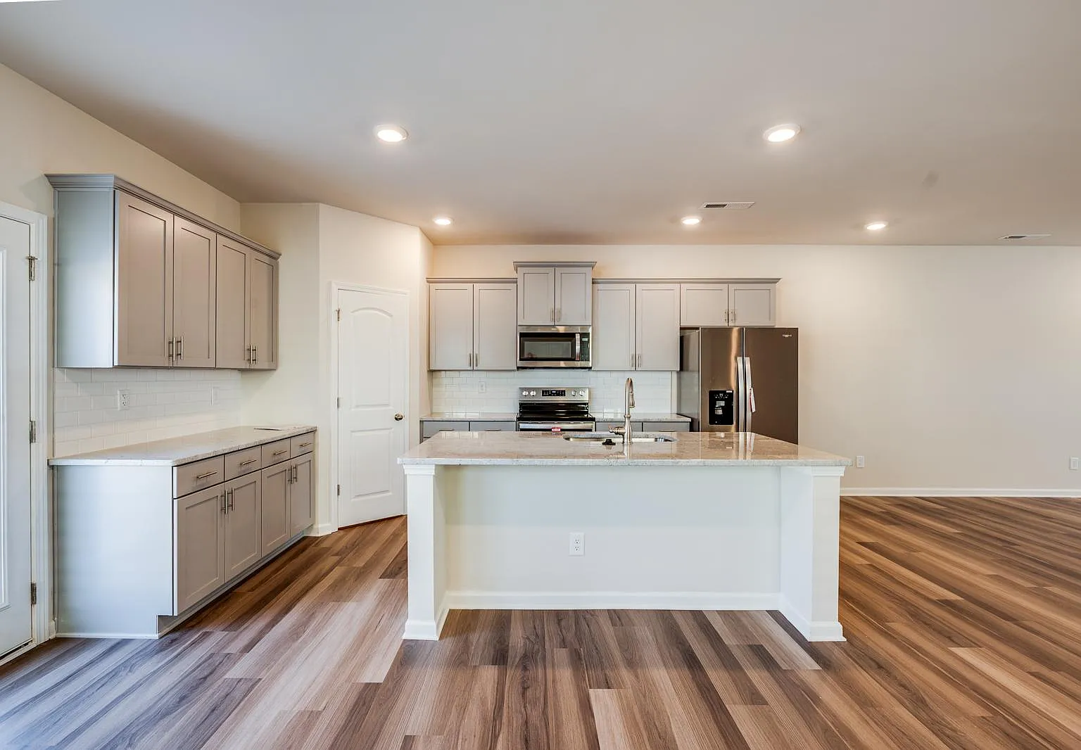 3 bed, 2.5 bath, 1839 sqft, $2,100 — Photo 4