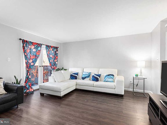 4th image of 2904 Cambridge Dr