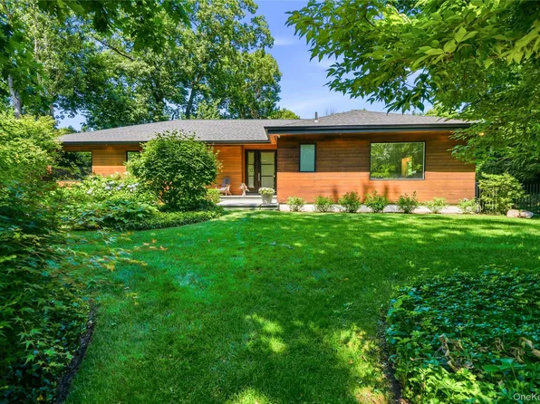 13 The Pines, Roslyn Estates, NY 11576