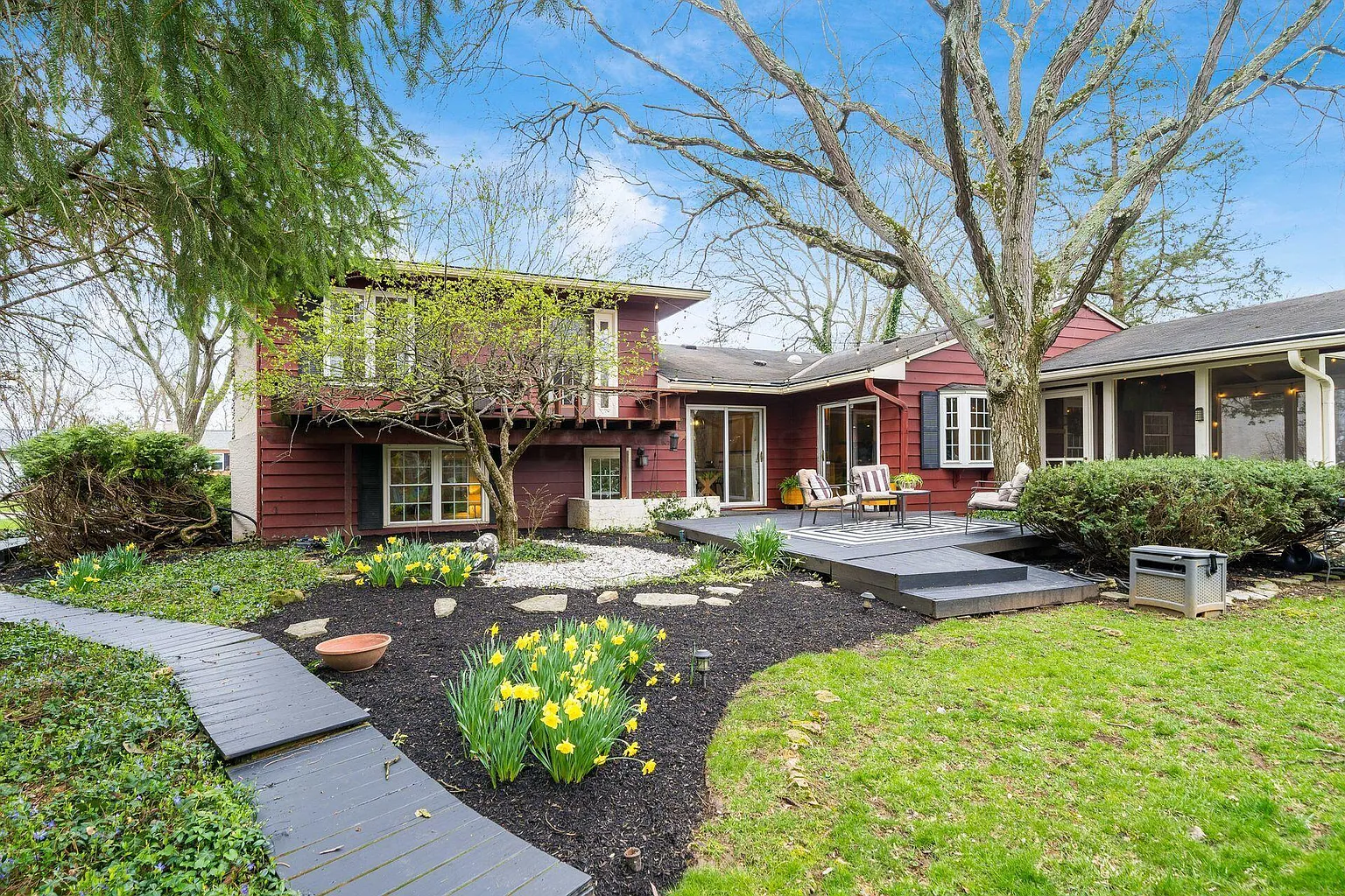 1040 Larkstone Dr photo 1