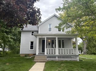 822 W South St, Oconomowoc, WI 53066