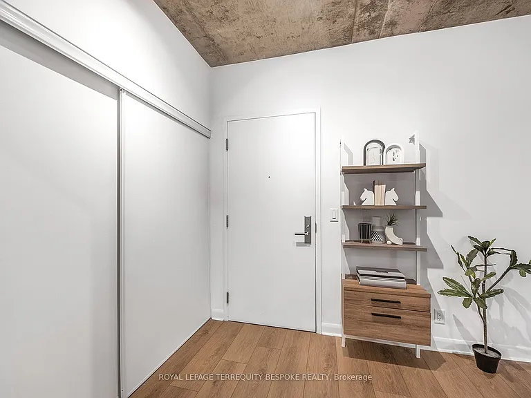 478 King St W #202 — Photo 2