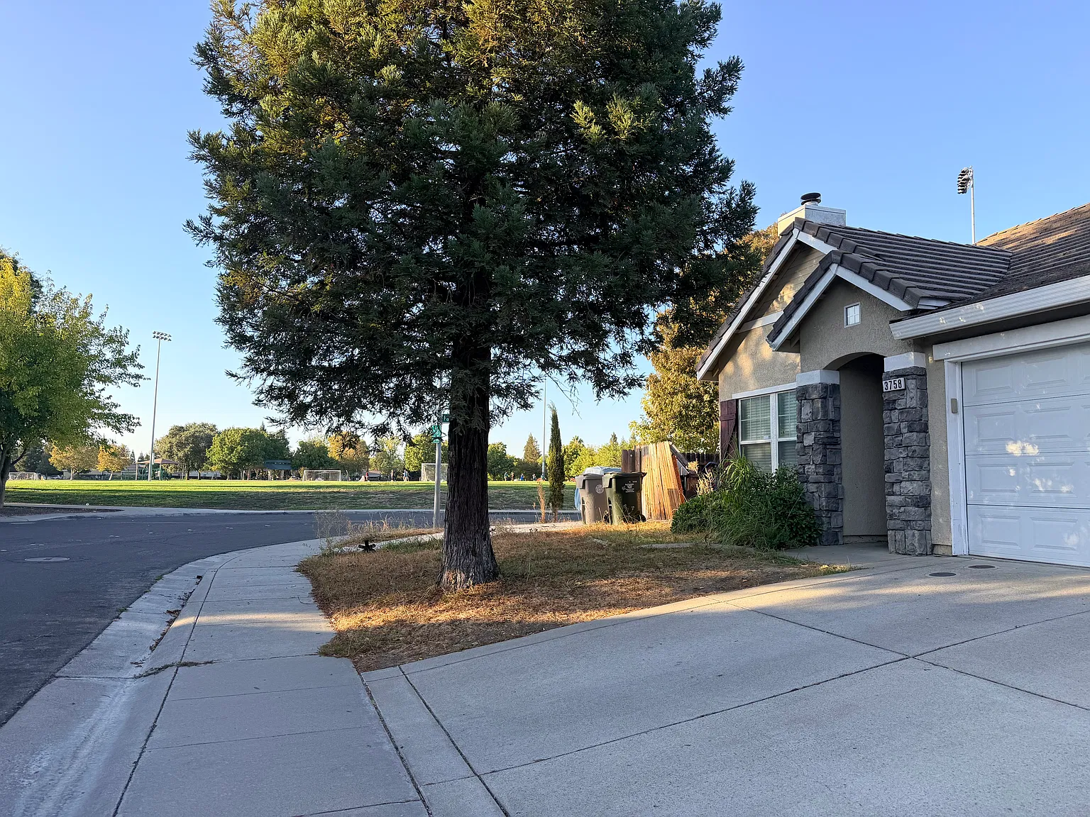 3 bed, 1441 sqft, $2,700 — Photo 2