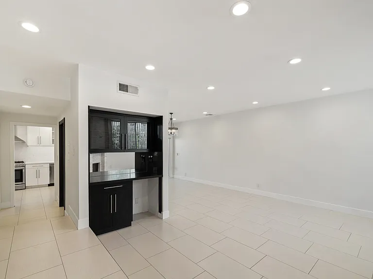1227 N Brand Blvd #7 — Photo 2