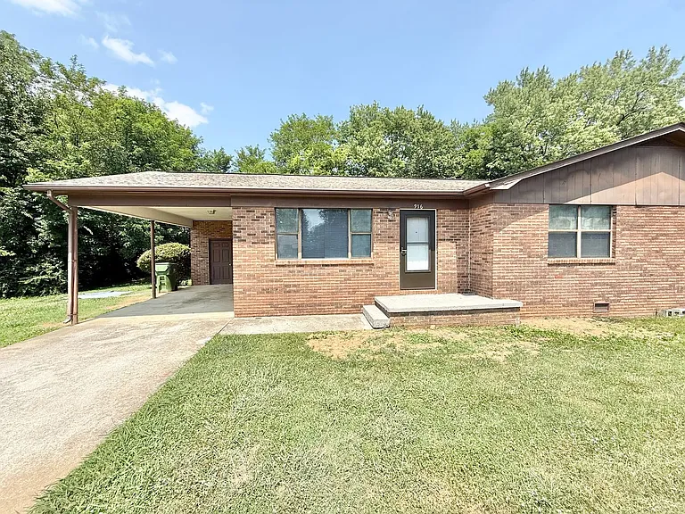 916 Brentwood Dr — Photo 2