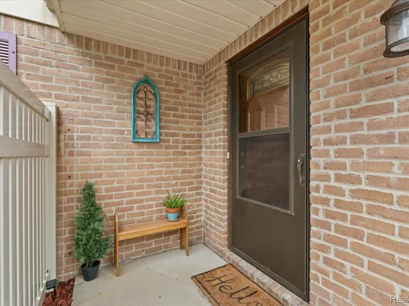 61260 Greenwood Dr #80, South Lyon, MI 48178