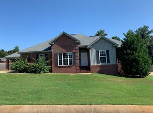 1706 Honeysuckle Ridge Dr, Deatsville, AL 36022