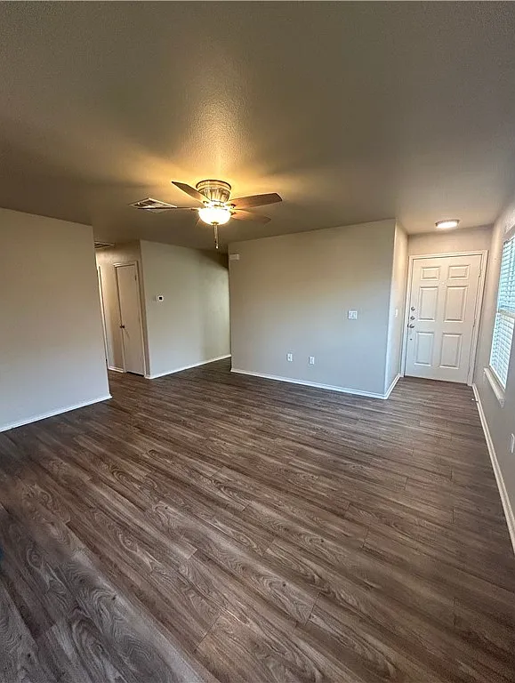 3 bed, 2.0 bath, 1367 sqft, $1,795 — Photo 3