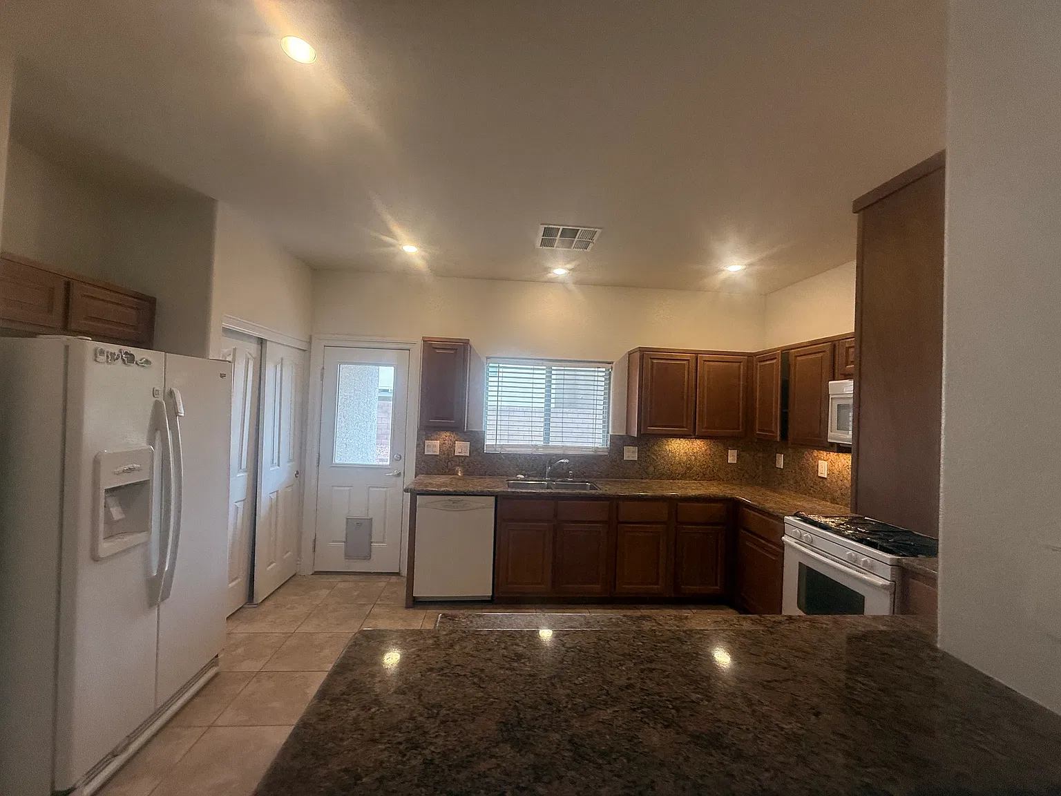 3 bed, 2.5 bath, 2274 sqft, $2,400 — Photo 2