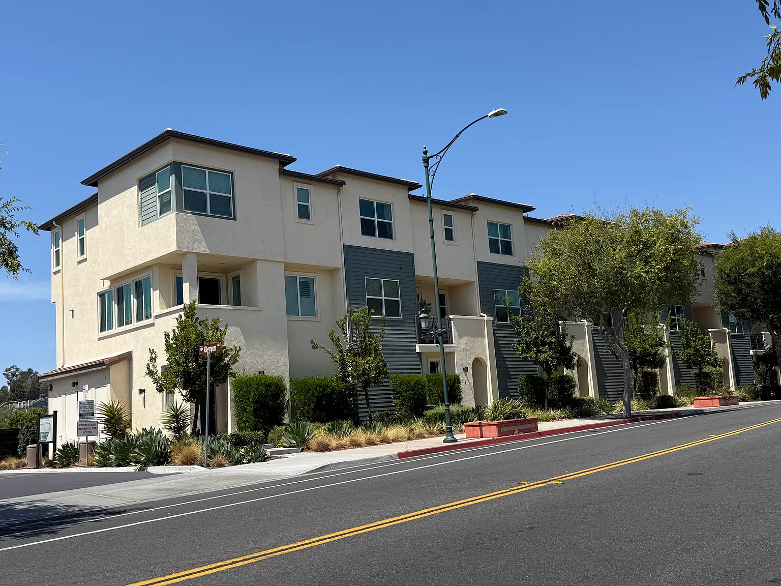 3 bed, 2.5 bath, 1575 sqft, $4,000 — Photo 1