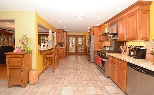 2nd image of 289 Lisle St