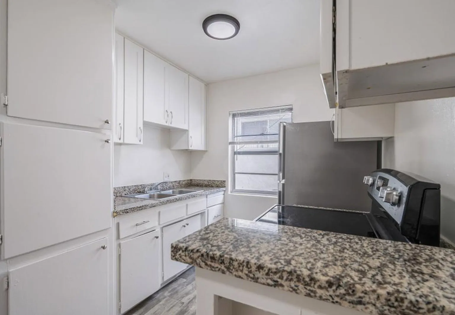 1 bed, 1.0 bath, 700 sqft, $1,750 — Photo 2