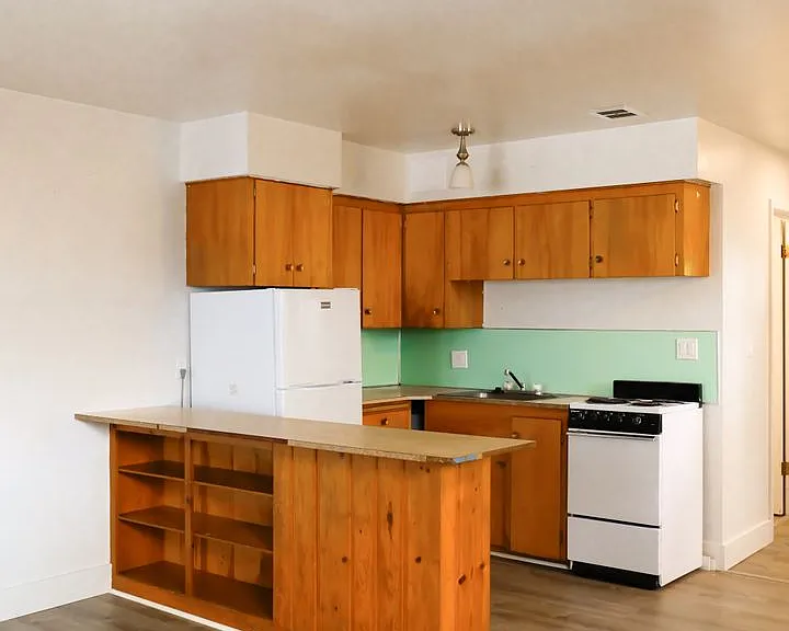 907 W A St — Photo 1