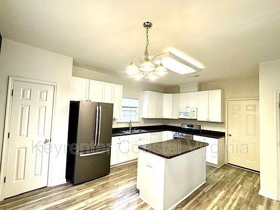 2nd image of 914 Sparrow Ct