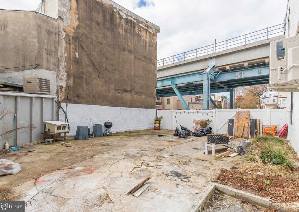 2nd image of 2105 N Front St