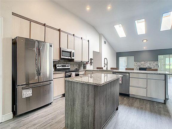 2nd image of 1136 Hawthorne Cove Dr